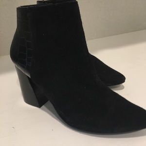 Shoes super cute boots zip on the side